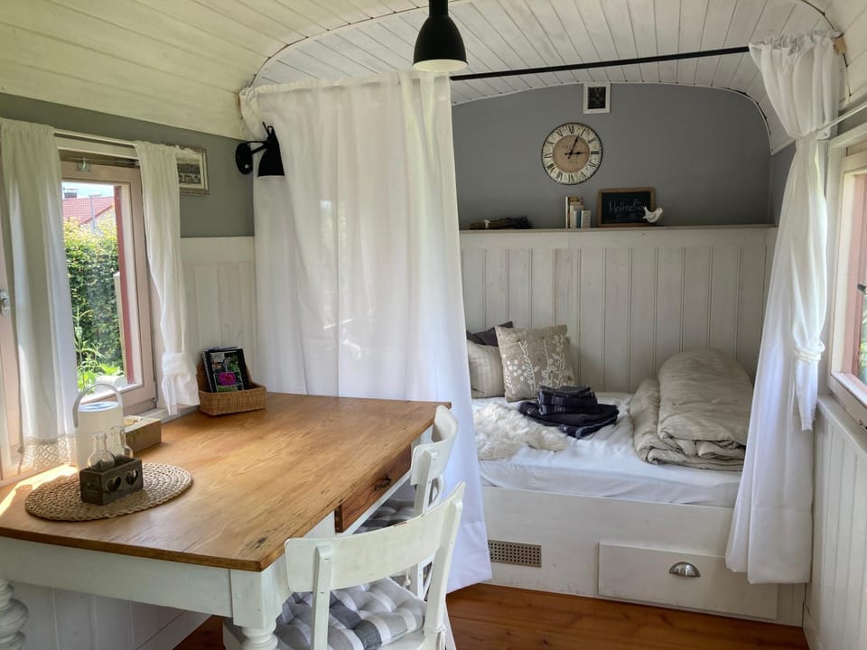 Bed, Living room, Photo of the whole room, Seating area, Dining area, Bedroom