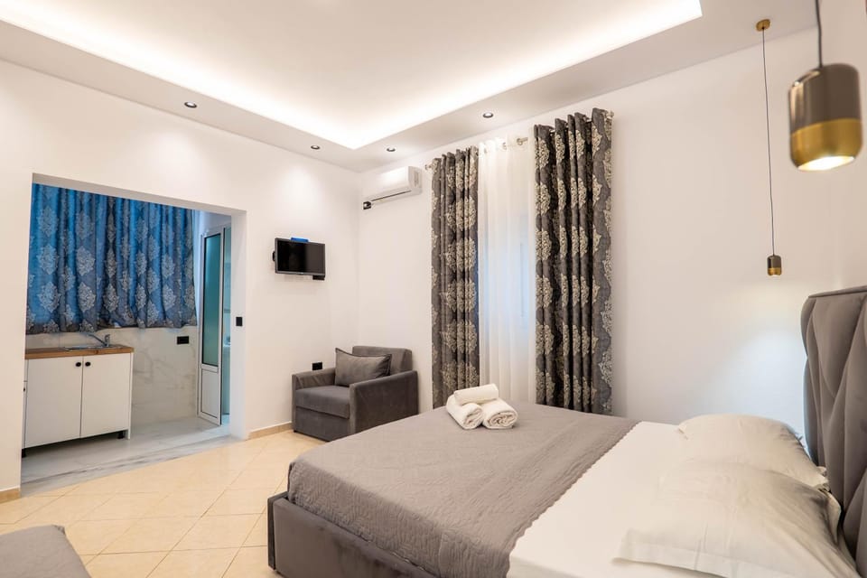 Bed, TV and multimedia, Photo of the whole room, Bedroom, towels