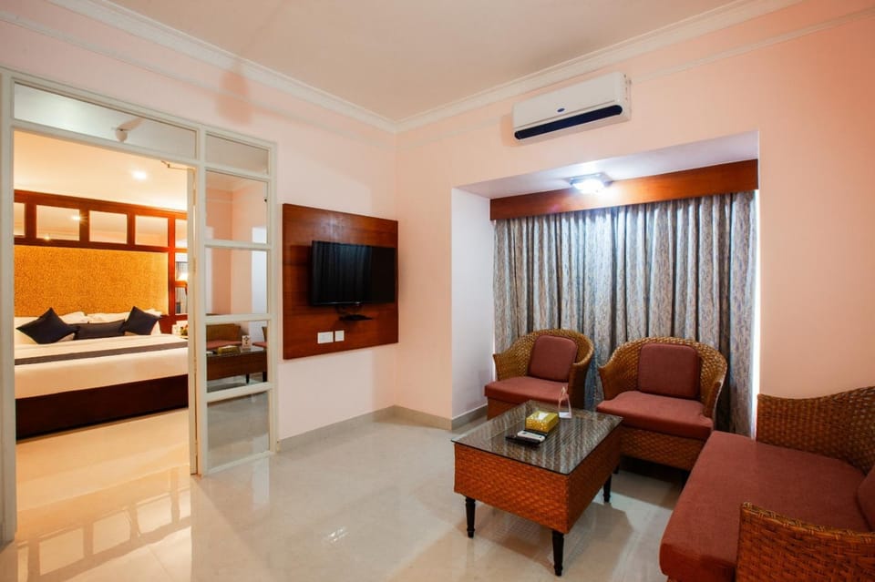 Holiday Hotel Hotel in Vypin