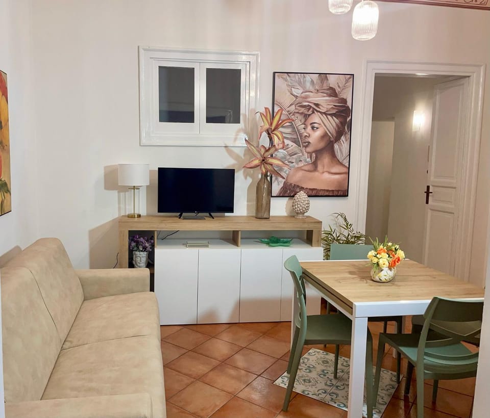 TV and multimedia, Seating area, Dining area