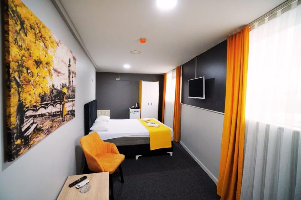 Bed, TV and multimedia, Bedroom