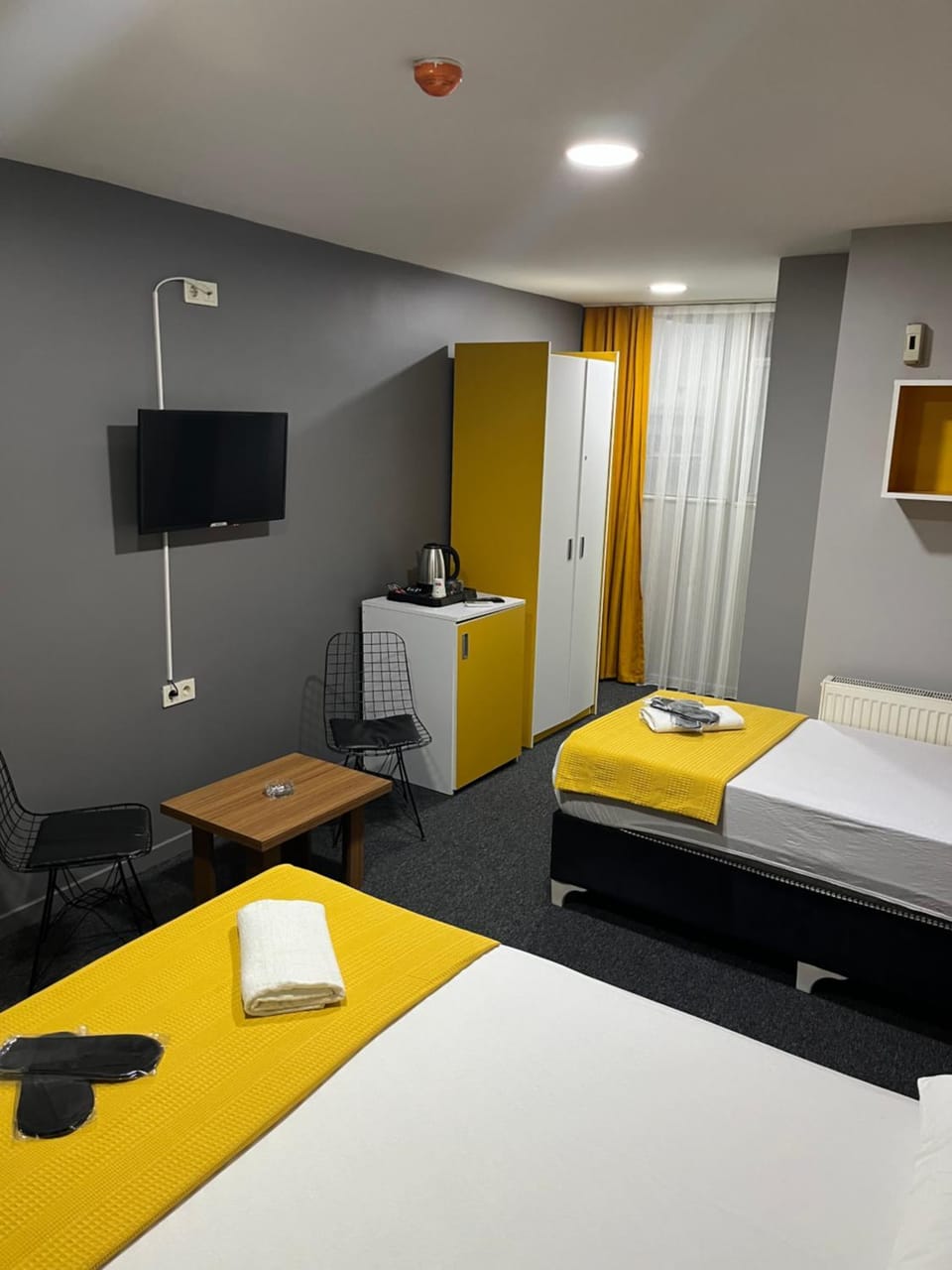 Bed, TV and multimedia, Bedroom, towels