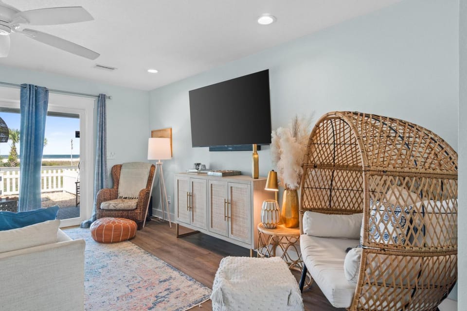 TV and multimedia, View (from property/room), Living room, Seating area, Sea view