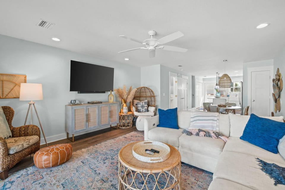 TV and multimedia, Living room, Seating area, Dining area