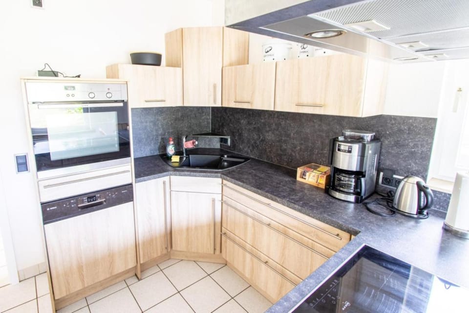 Coffee/tea facilities, Kitchen or kitchenette, oven, stove