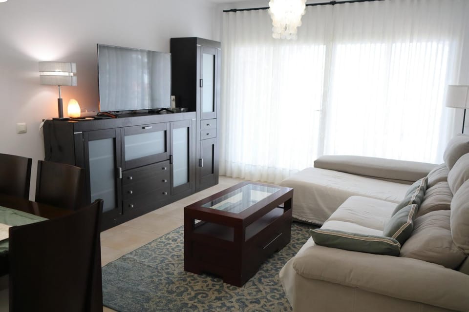 TV and multimedia, Living room, Lounge or bar, Seating area, Dining area