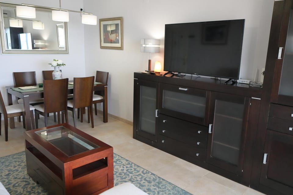 TV and multimedia, Living room, Lounge or bar, Seating area, Dining area