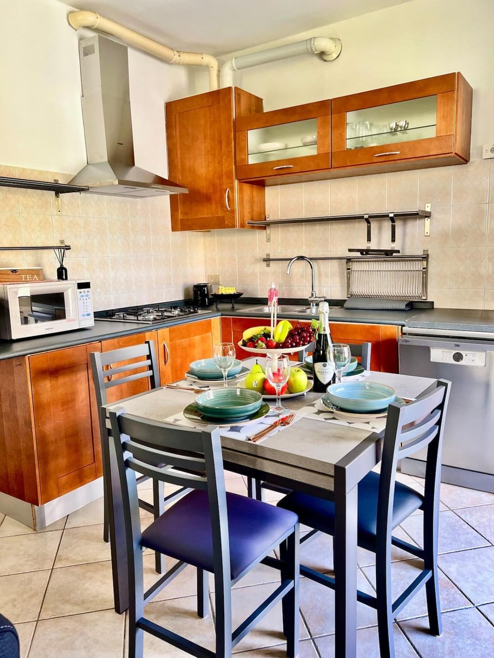 Kitchen or kitchenette, Dining area