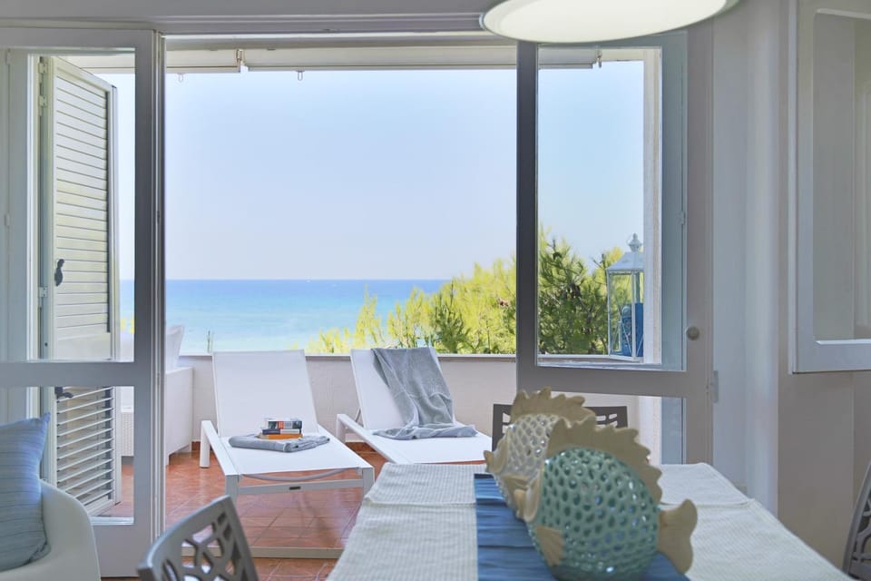 View (from property/room), Living room, Dining area, sunbed