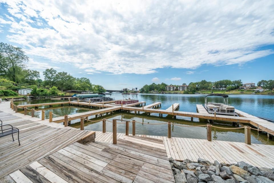 The Oasis on Lake Hamilton with Pool House in Lake Hamilton