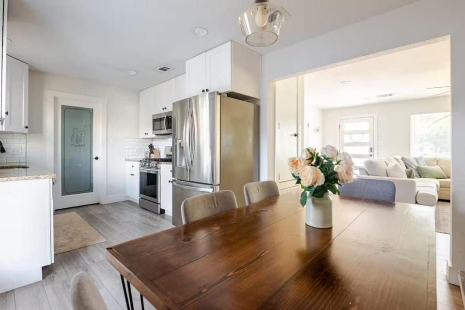 Remodeled 4BR 2BA Steps from Georgetown Square House in Georgetown