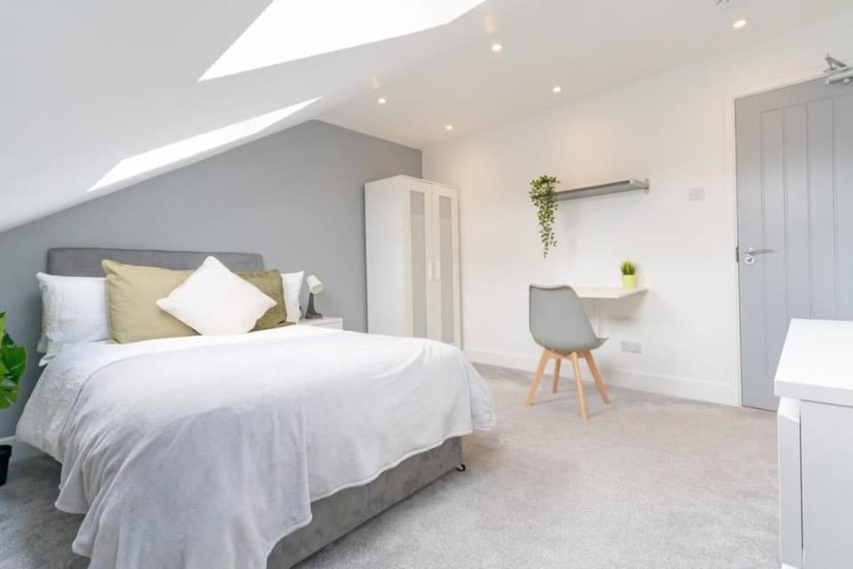 Stansted 2 - 6 Bedrooms - 2 and a Half Bath Apartment in Portsmouth