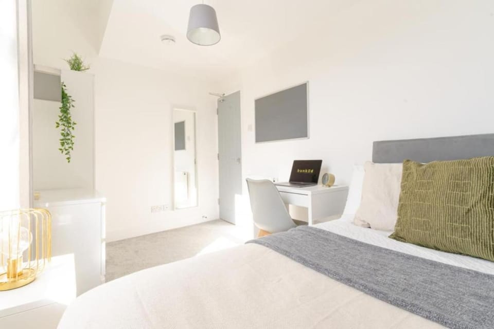 Stansted 1 - 6 Bedroom - 2 and a Half Bath Apartment in Portsmouth
