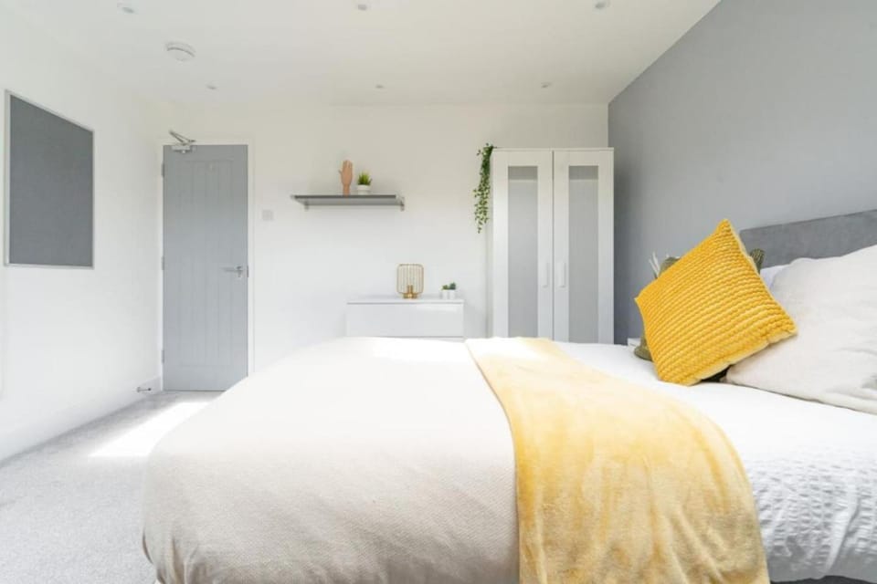 Stansted 1 - 6 Bedroom - 2 and a Half Bath Apartment in Portsmouth
