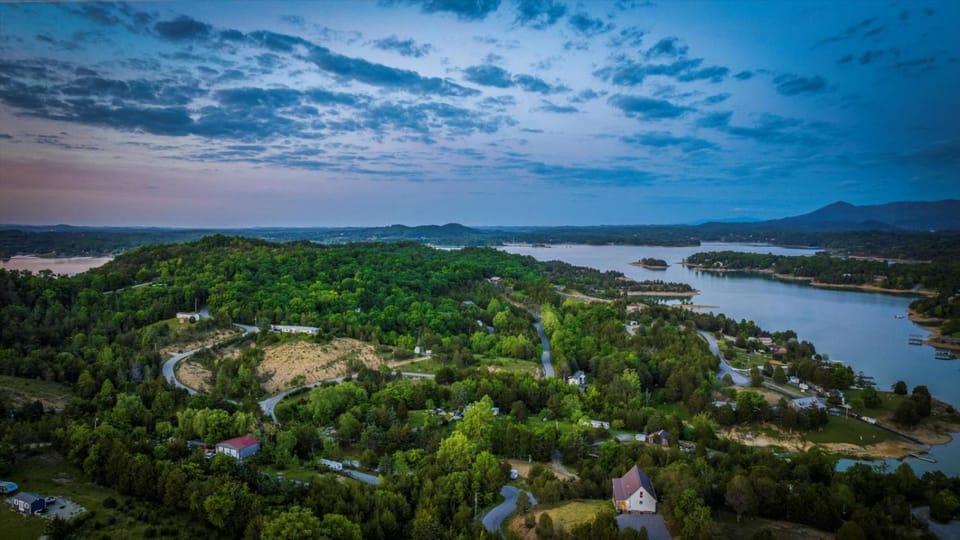 TN Whiskey Cabin- Lake and Mtn Views- Covered Deck- Game Room- Pool Table- BBQ- Pets & Hot Tub Cabin in Douglas Lake