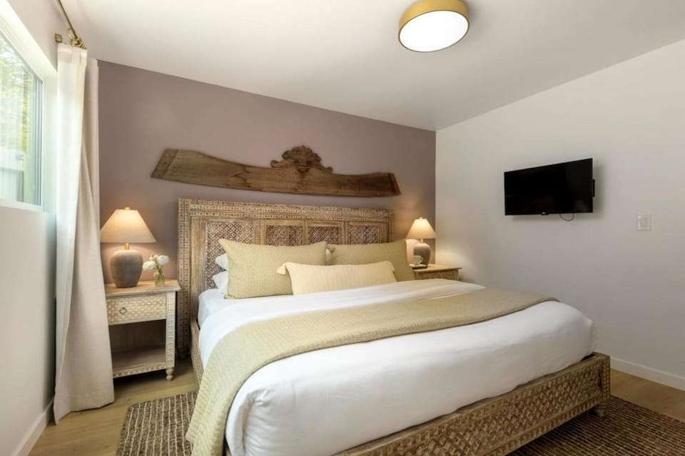 Private Garden and Tranquil Haven Apartment in Summerland