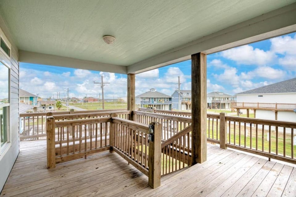 1 King 4 Queens Beachside House in Bolivar Peninsula