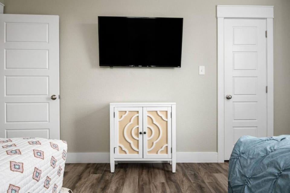 1 King 4 Queens Beachside House in Bolivar Peninsula