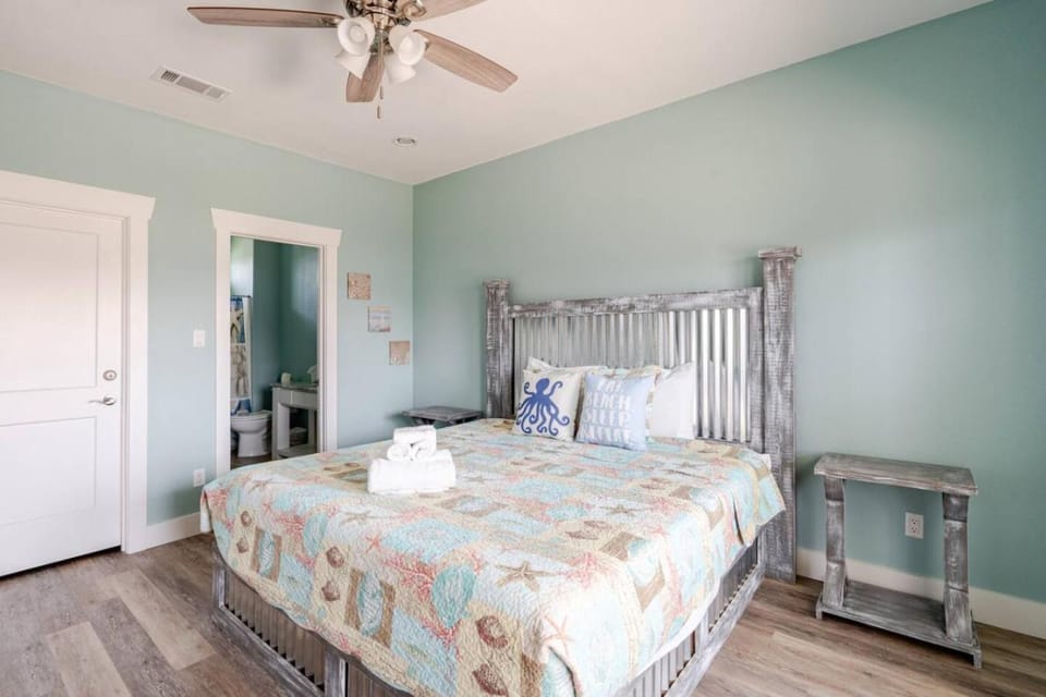 King Bed Pet Friendly Sleeps 8 House in Bolivar Peninsula