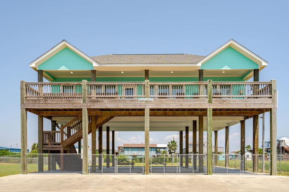 King Bed Pet Friendly Sleeps 8 House in Bolivar Peninsula