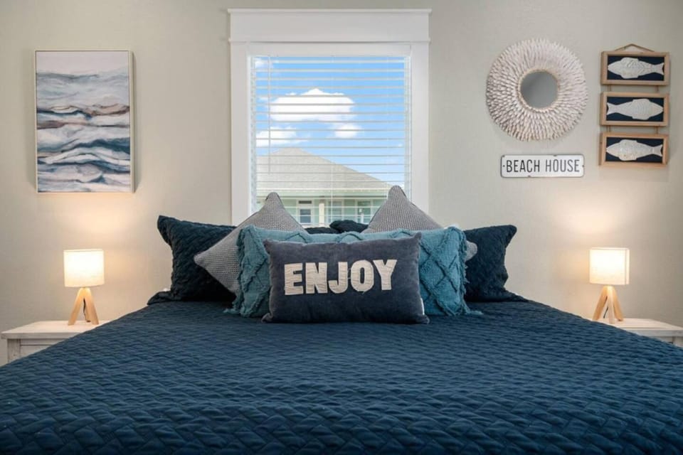 3BR King Bed Walk to Beach House in Bolivar Peninsula