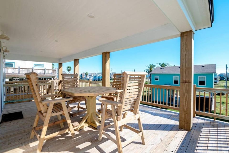 3BR King Bed Walk to Beach House in Bolivar Peninsula