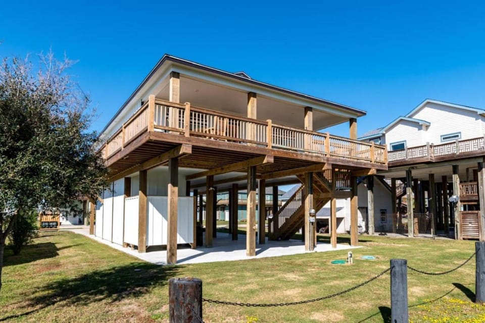 3BR King Bed Walk to Beach House in Bolivar Peninsula
