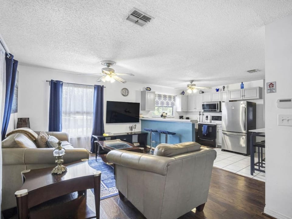 Kitchen or kitchenette, Living room