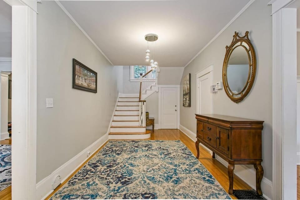 Massive 6 bedroom home with a Pool House in Portsmouth