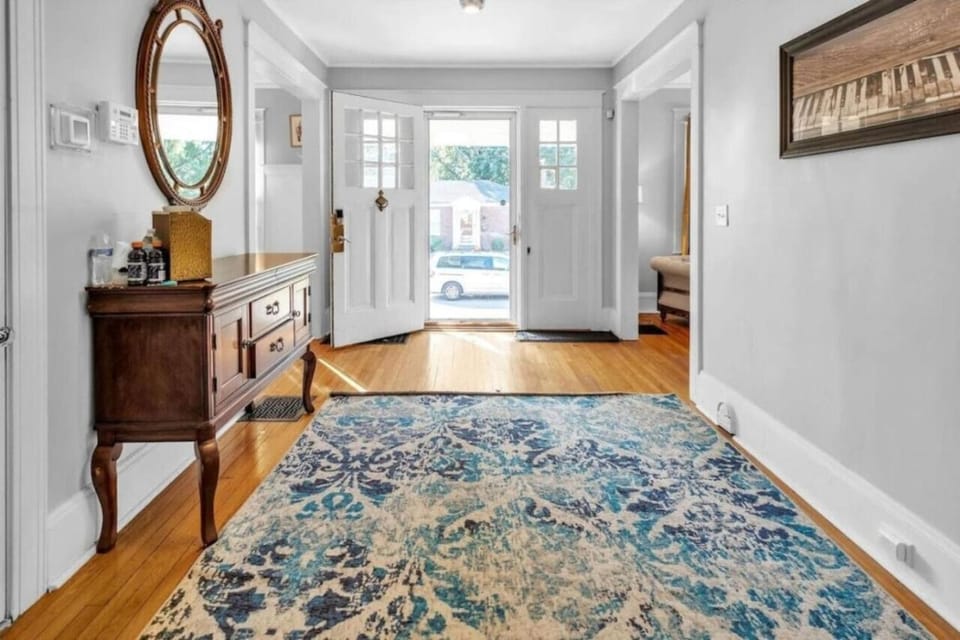 Massive 6 bedroom home with a Pool House in Portsmouth