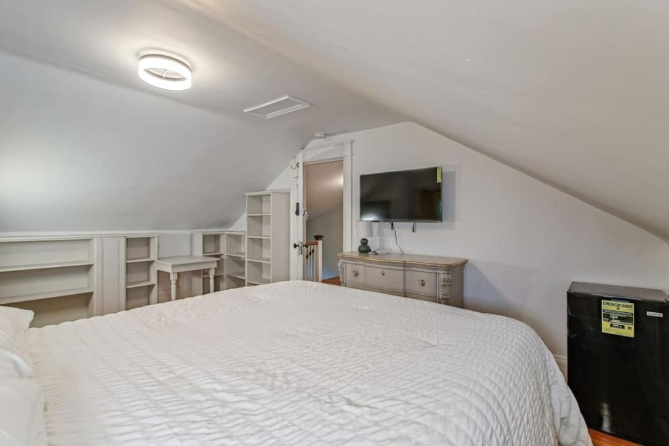Massive 6 bedroom home with a Pool House in Portsmouth