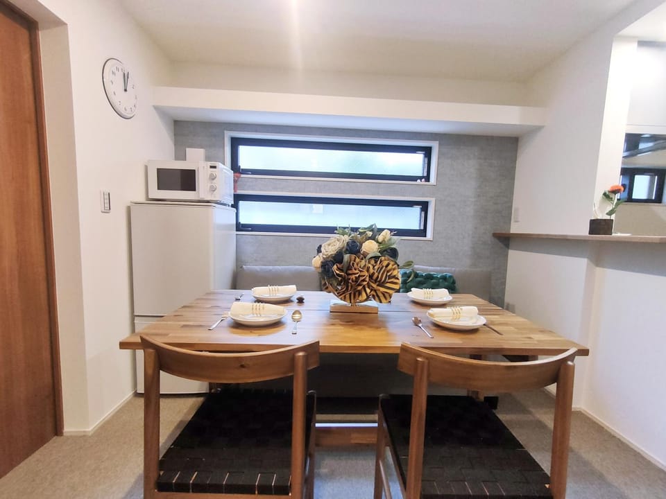 C1 Shibuya new hotel, 2 bedrooms and 1 living room, 7 mins to ST Max 6P 渋谷全新酒店 全新装修 两室一厅 交通中心 车站7分钟 最大6人 直达新宿 涉谷 表参道 品川 池袋 上野 代代木 银座 原宿 Apartment in Shibuya