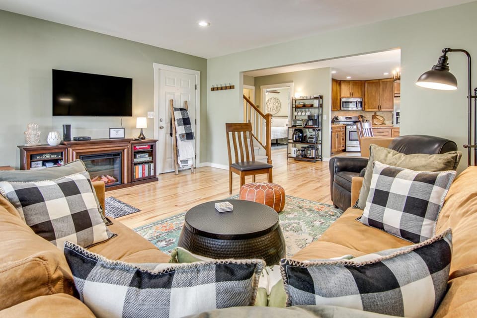 1 Mi to Dtwn Black Mountain Home with Patio and Yard House in Black Mountain