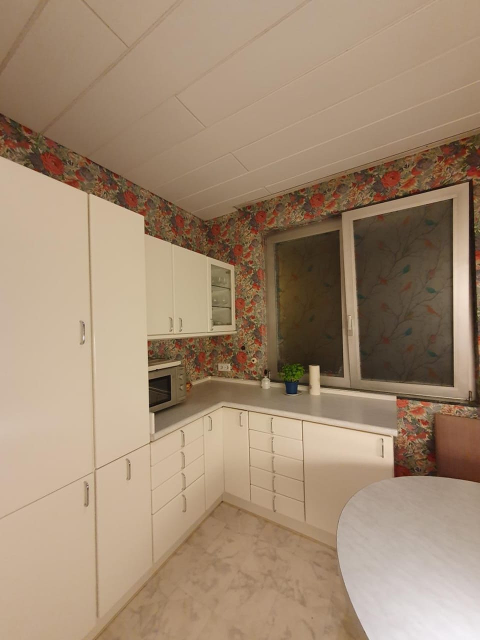 Kitchen or kitchenette, Seating area, Communal kitchen, dishwasher, microwave, oven, soundproof, stove, toaster