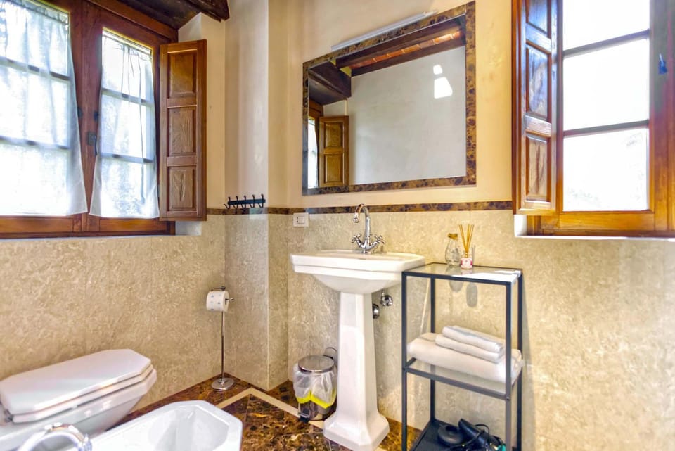 Shower, Toilet, Bathroom, bidet, towels