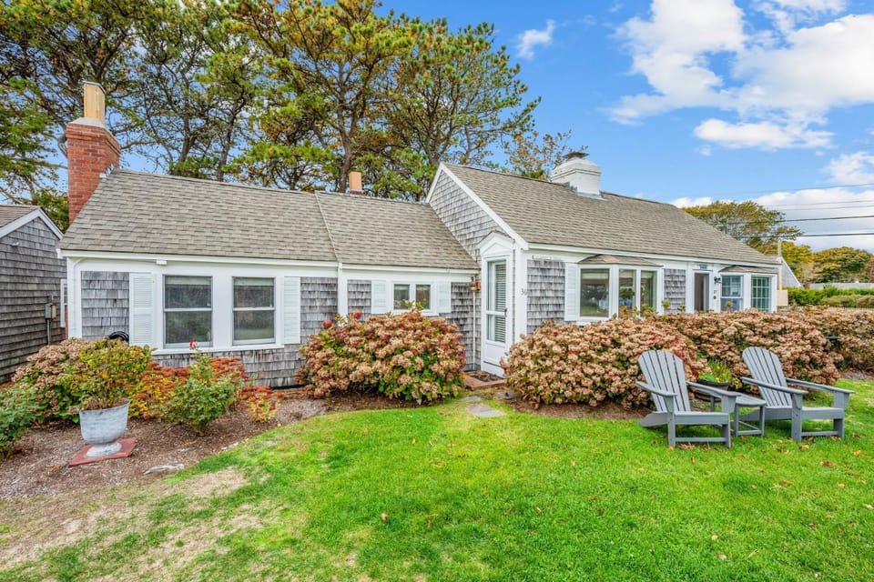 Stay by the Sea at Sharon's Cottage House in South Yarmouth