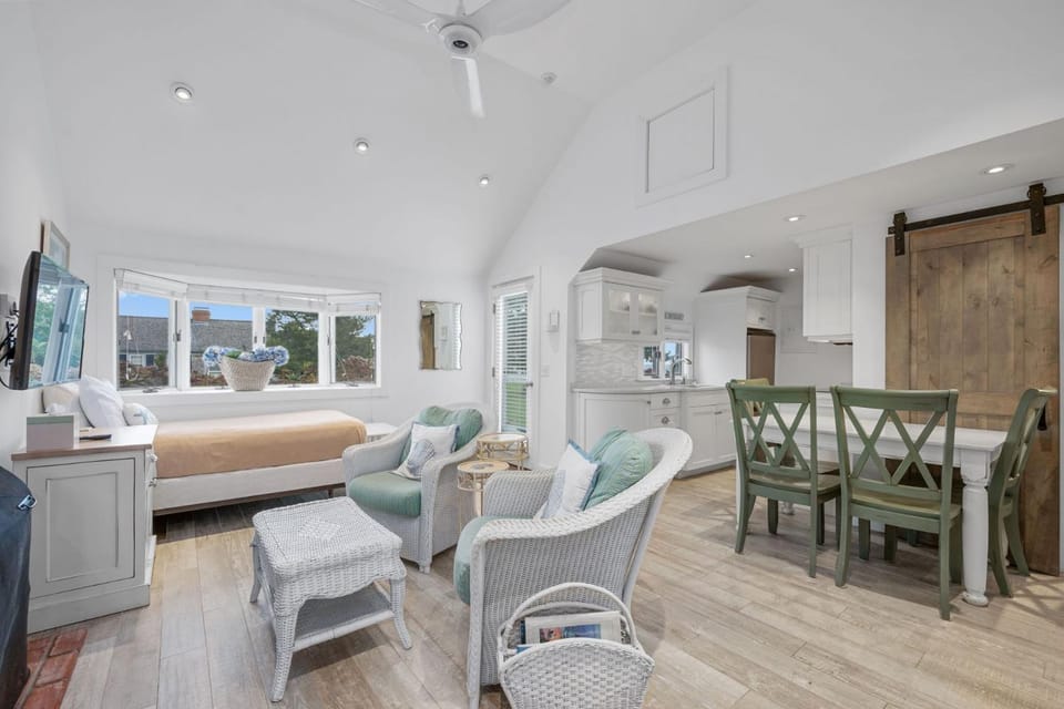 Stay by the Sea at Sharon's Cottage House in South Yarmouth