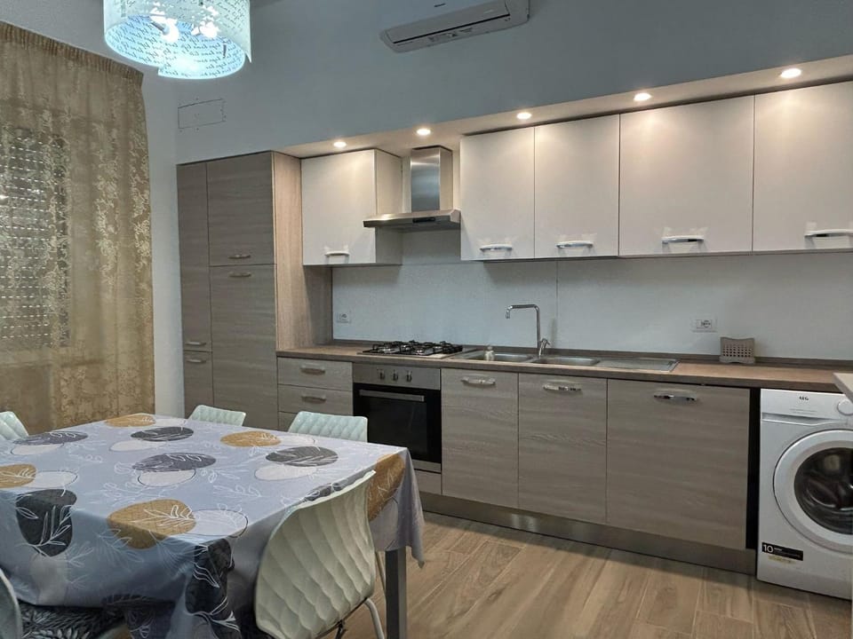 Dining area, oven, stove, washing machine
