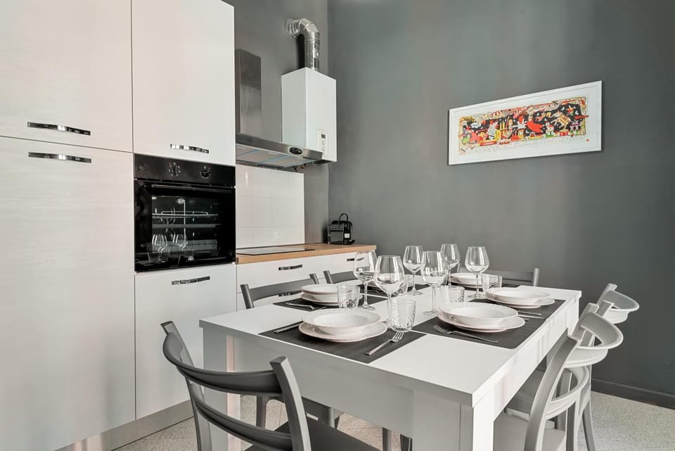 Kitchen or kitchenette, Dining area, stove