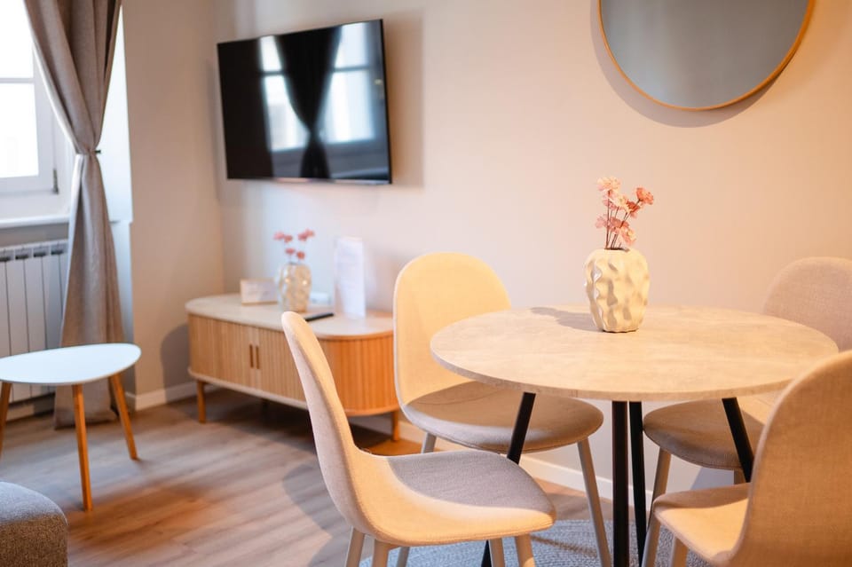 TV and multimedia, Seating area, Dining area
