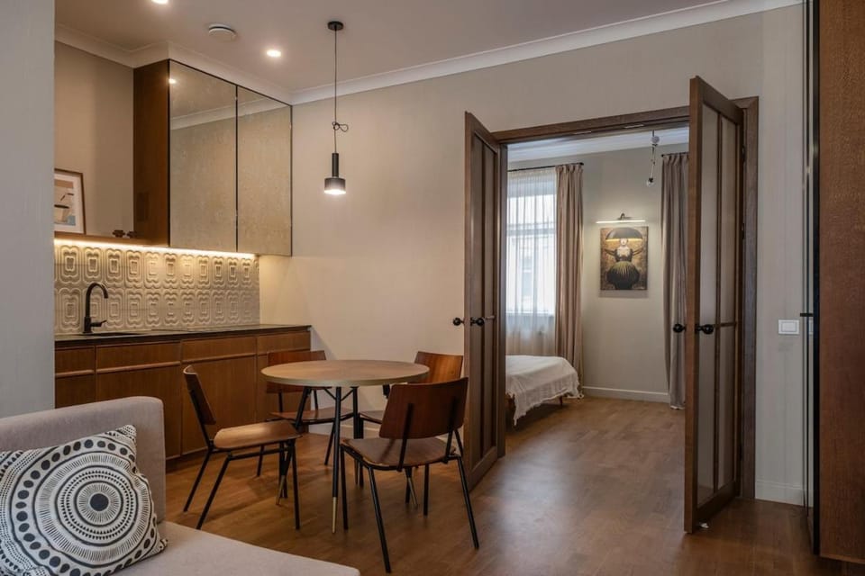 Kitchen or kitchenette, Dining area