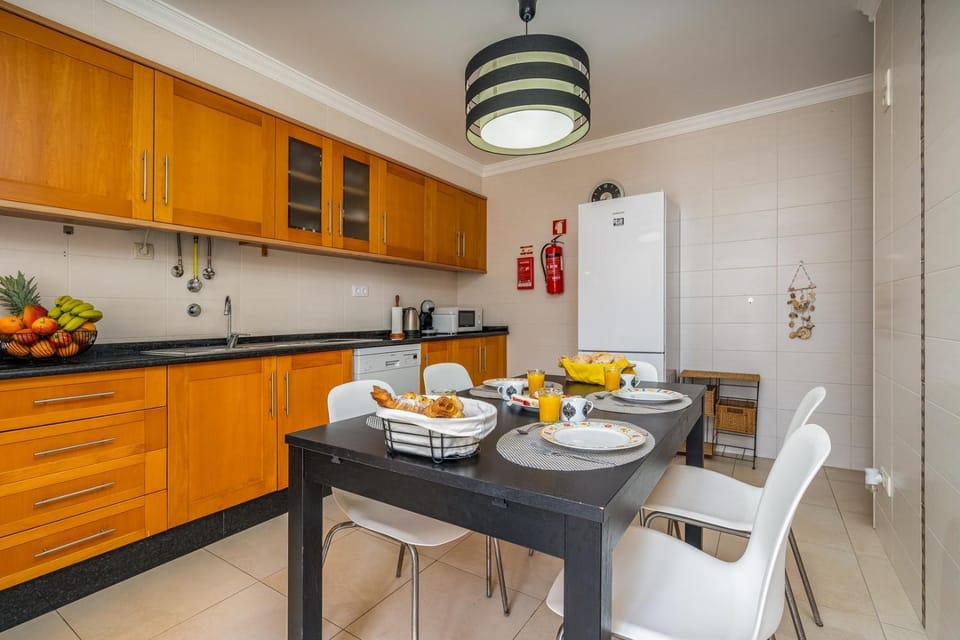 Kitchen or kitchenette, Dining area, stove