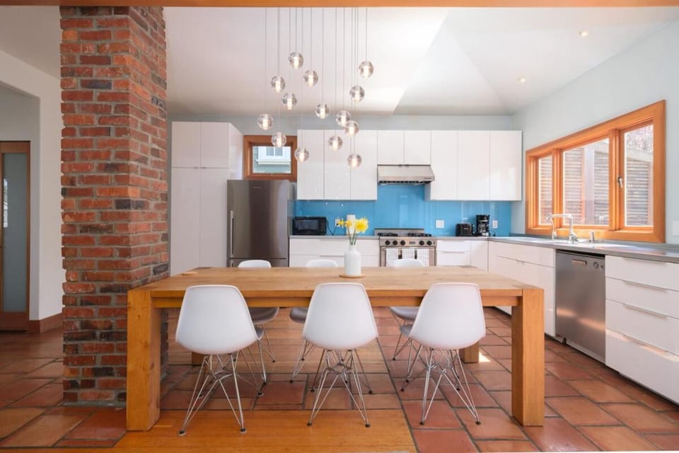 Cozy Heritage Home Near Main St Apartment in Vancouver