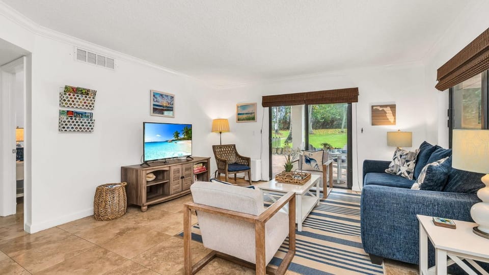 Juno Beach Seaside Escape I Steps from the Ocean! Apartment in Juno Beach