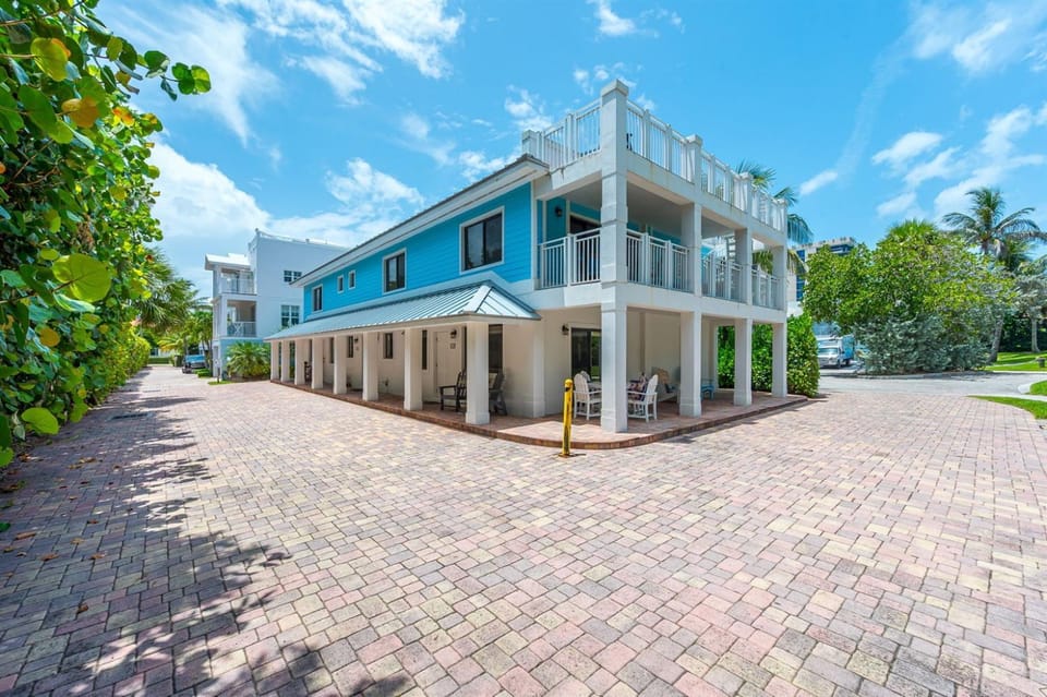 Juno Beach Seaside Escape I Steps from the Ocean! Apartment in Juno Beach