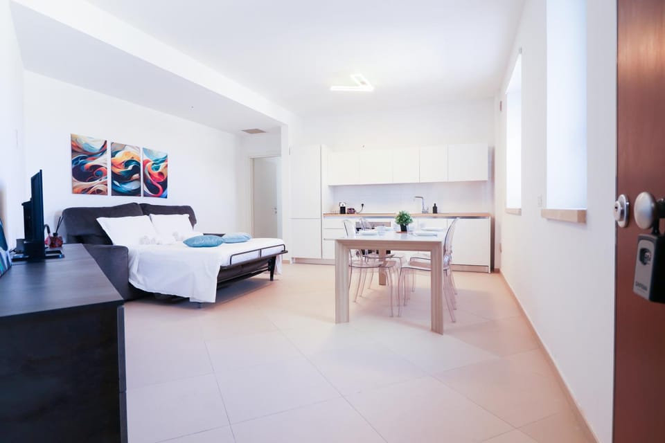 Bed, TV and multimedia, Kitchen or kitchenette, Photo of the whole room, Dining area