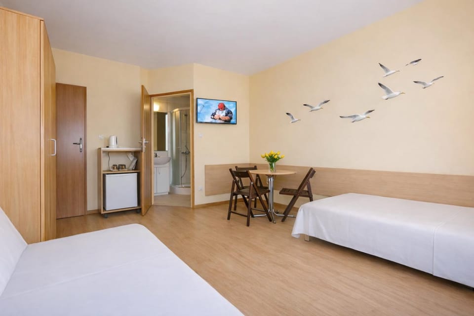 Bed, TV and multimedia, Photo of the whole room, Bedroom, wardrobe