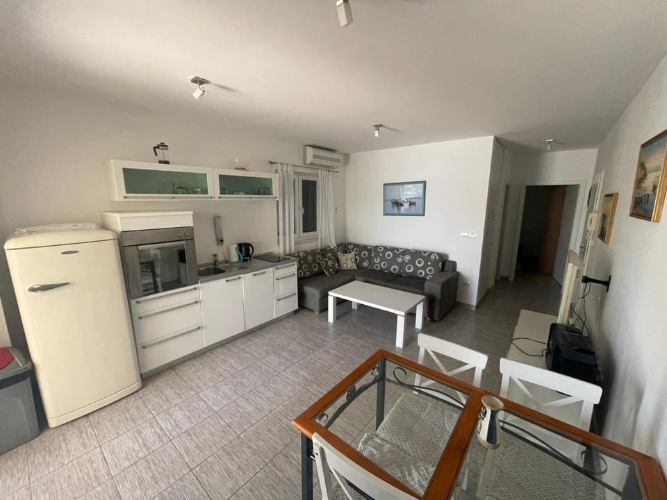 Kitchen or kitchenette, Living room, Seating area, Dining area