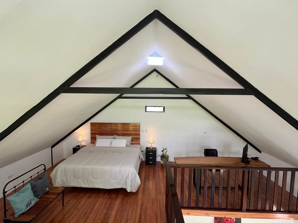 Bed, Photo of the whole room, Seating area, Bedroom, hair dresser