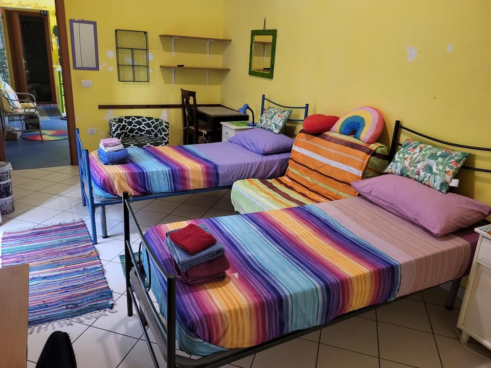 Bed-Letto-Cama in Shared Room Camera Condivisa Hostel in Naples